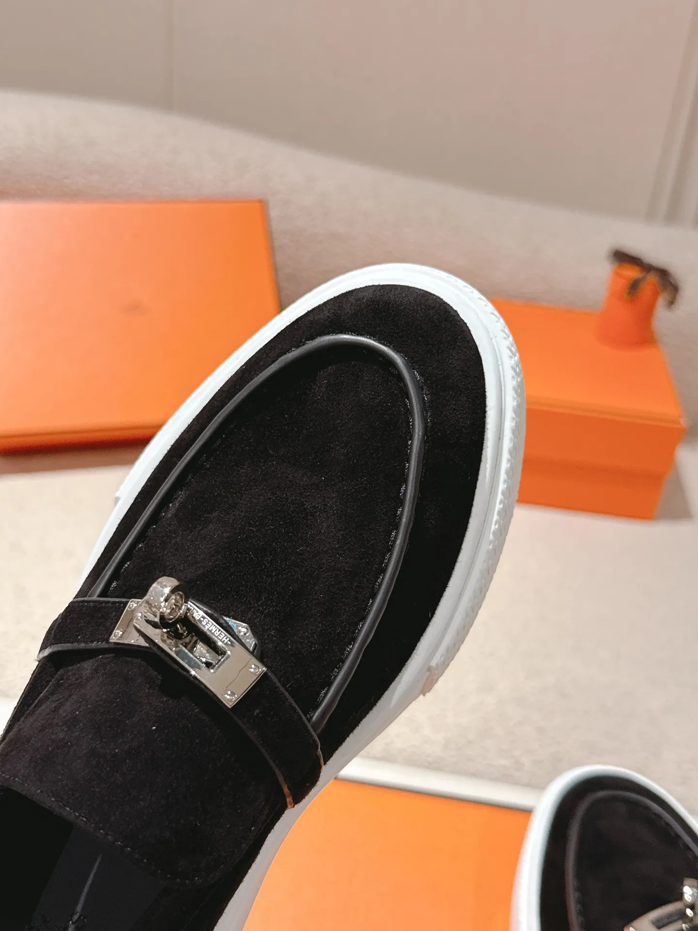 Men's shoes 💰640💰 Hermes# New Kelly buckle thick-soled loafers. Upper: cowhide/suede material. Lining: sheepskin lining. Outsole: exclusive molded outsole. Size: women's size 35-40, men's size 39-45 (female 41/male 46 customized, non-refundable)